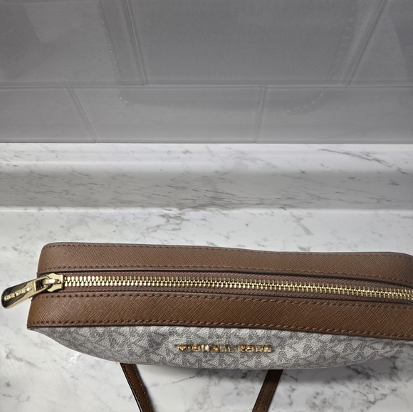 Michael Kors Jet Set Beige and Tan Crossbody Bag - Picture 5 of 9